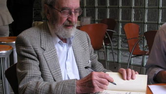 Ángel González: “La poesía cambia nuestra percepción del mundo”