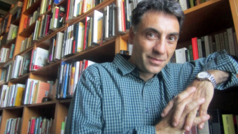 Antonio G. Iturbe: “Las bibliotecas son un refugio en medio de la crisis”